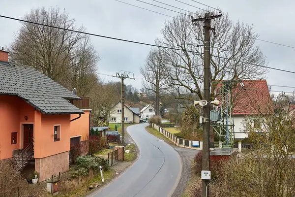 Çek Cumhuriyeti 'nde küçük bir köy caddesi, Ceska Trebova yakınlarında Rybnik, sıkıcı hava