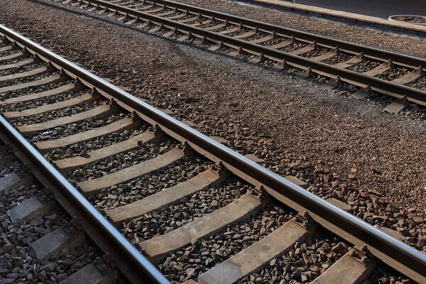 Кусочек железнодорожного пути, железнодорожный участок на бетонных шпал, европейский стандартный калибр