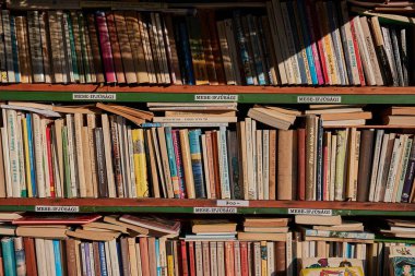 Budapeşte, Macaristan - 21 Şubat 2025: Düşük fiyata sokakta satılan eski kitaplar. Macarca dilinde çeşitli konular