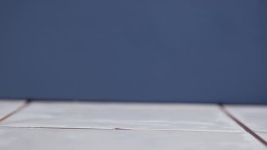 Mutfak zeminine bir fincan çay döküldü, bardak paramparça oldu, sıvı sıçradı. 240 FPS görüntüsünden yavaş çekim hız kesicisi