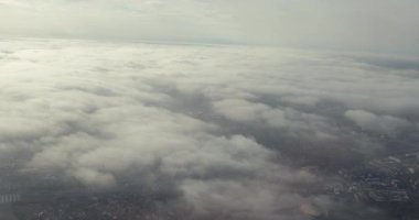 Bulutların üzerinde bulutların üzerinde uçarken, Budapeşte 'nin uçak penceresinden kalkış üstüne görüş