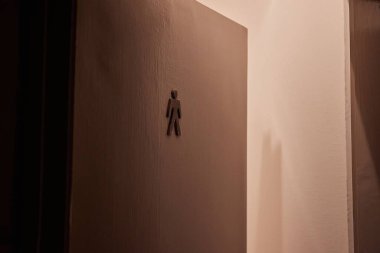 Bardaki tuvalet kapısı, kapı aralığı, kabinin ışıkları açık.