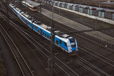 Yolcu treni tren yolundan ayrılıyor.