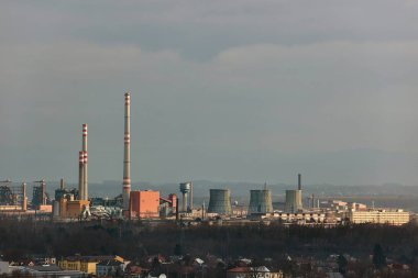 Ostrava 'daki elektrik santrali bacaları ve binaları