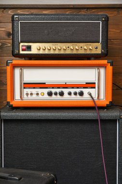 Bir stüdyo ortamında gitar yükselticileri