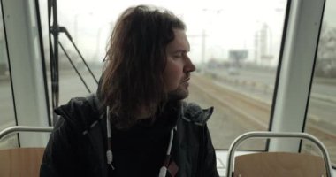 Sabah tramvayda oturan bir adam Ostrava 'da toplu taşıma araçlarıyla işe gidiyor.