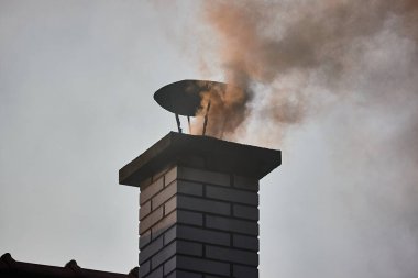 Kırsal çatı bacası, yanan odun ve kömürden çıkan yoğun duman. Kötü ısıtma uygulamalarından kaynaklanan hava kirliliği Doğu Avrupa kırsallarında yaygındır.
