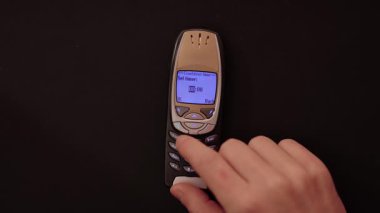 Eski cep telefonu zamanlayıcısı meditasyon seansı için 10 dakika geri sayıma ayarlı. Vintage cep telefonu