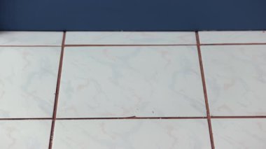 Mutfakta bir fincan kahvenin kırılması, sabahları kötü şans, 120 FPS çekiminden yavaş çekim.