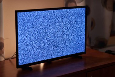 LCD TV, loş bir odada, sinyal yok