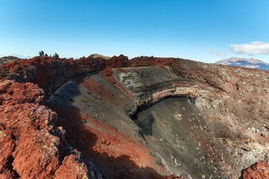 Ngauruhoe Dağı 'nın zirvesinde volkanik krater, kırmızı kayalar, Yeni Zelanda' daki Tongariro Ulusal Parkı manzarası,