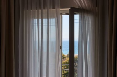 Deniz manzaralı balkon kapısı açık yaz güneşli deniz kenarında