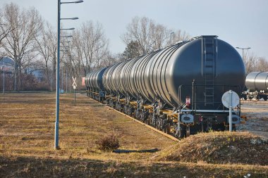Yük treninin yük vagonları, petrol ürünlerini teslim ettikten sonra yan yana.