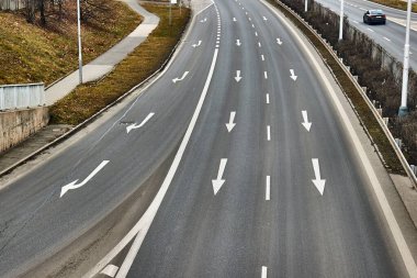 Yön okları olan boş yollar