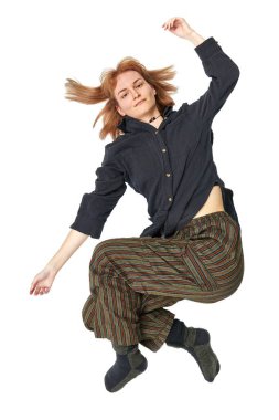 Yerde yatan genç kadın, beyaz arka planda yalnız poz veriyor.