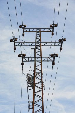 Şehir caddesi yeniden inşa alanı, kazılmış kaldırımların, kaldırımların ve yolların altındaki elektrik tesisatı kapalı.