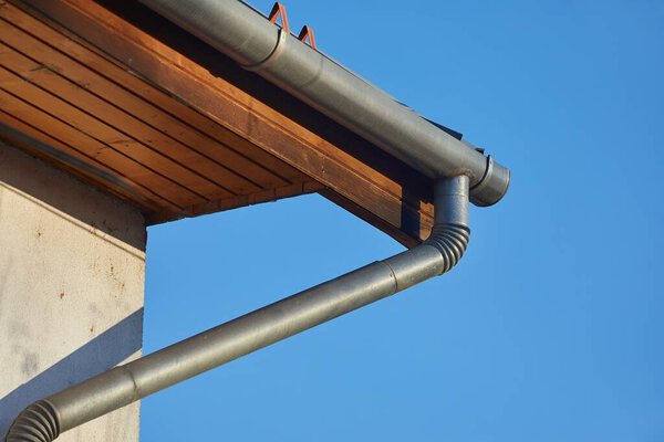 Водосточная труба для слива дождевой воды на крыше дома