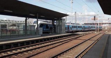 Ostrava, Çek Cumhuriyeti - 3 Şubat 2025: Çek Cumhuriyeti 'nin Ostrava Svinov tren istasyonuna gelen Ceske Drahy Çek ulusal demiryolları yolcu treni