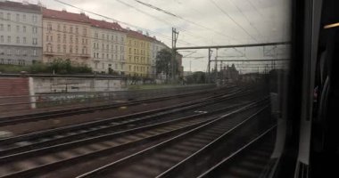 Prag, Çek Cumhuriyeti 'nin ana istasyonuna tren yolculuğu penceresi görünüyor.