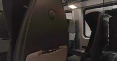 Boş koltukları olan, titreşimden titreyen bir yolcu treni.