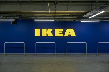 BUDAPEST, HUNGARY - 30 Mart 2019: büyük bir Ikea mobilya mağazası işareti, yeraltı otoparkında parlayan marka logo işareti