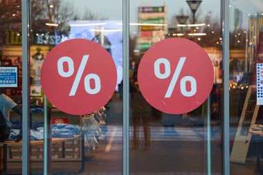 Budapeşte, Macaristan - 19 Aralık 2023: Alışveriş caddesindeki otomatik kapılarda büyük indirim tabelası var.