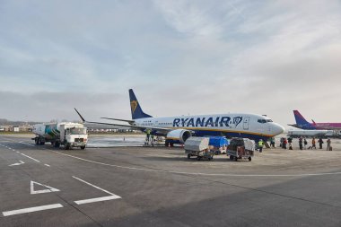 Budapeşte, Macaristan - 18 Kasım 2024: Ryanair Boeing 737 uçak yakıt ikmali yapıyor ve Budapeşte Liszt Ferenc uluslararası havaalanında yolcu alımı yapıyor.