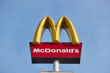 Budapeşte, Macaristan - 25 Ocak 2025: McDonalds direkte yol kenarı ile anlaşma imzaladı