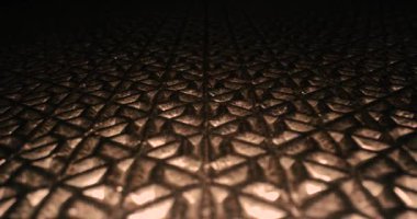 Metal şebeke yansıtan ışık, kamera hareketi, engebeli 3D yüzey, geometrik yapı, gelecekteki inşaat tümseği haritalama