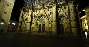 Prag St. Vitus Katedrali Gotik kilise binası. Gece görüşü detaylı. Karanlıkta aydınlatılmış.