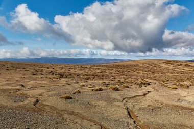 Tongariro Ulusal Parkı, Yeni Zelanda 'da çorak bir tepe. Kuzey Pisti' nde yürüyor. Büyük yürüyüş yolları.