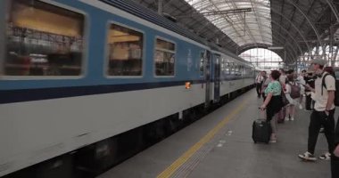 Prag, Çek Cumhuriyeti - 4 Ağustos 2024: Prag, Çek Cumhuriyeti 'nin merkez tren istasyonuna trenle varan yolcular,