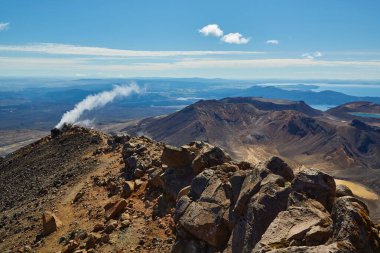 Ngauruhoe Dağı 'ndaki volkanik buhar bacası aktivitesi, Taupo Gölü' nün manzaralı manzarası.