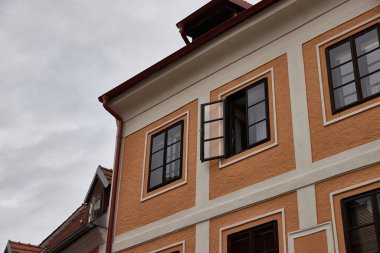 Çek Cumhuriyeti 'nin bir kentsel caddesinde binalar, apartmanın penceresi açık