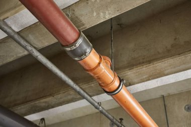 Bodrumdaki veya köprünün altındaki veya endüstriyel tavandaki borular