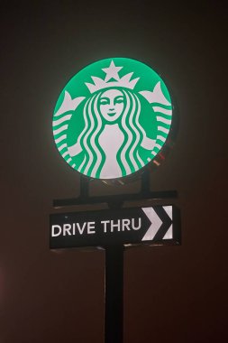 Budapeşte, Macaristan - 2 Aralık 2024: Market Central Ferihegy 'deki bir Starbucks kafenin logosu, Aralık 2023' te Macaristan 'da açılan ilk kafe.