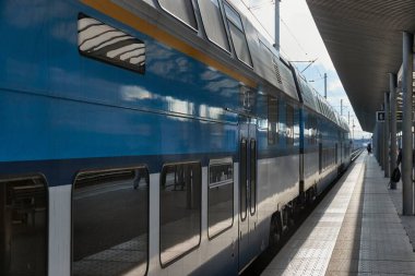 Yolcu treni, iki katlı bir tren istasyonuna vardı. Platforma birden fazla birim yerleştirildi.