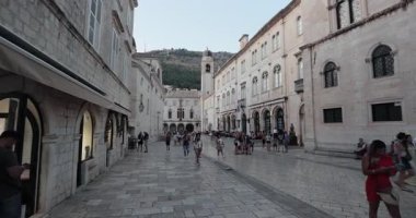 Dubrovnik, Hırvatistan - 28 Temmuz 2024: Dubrovnik eski ortaçağ şehir merkezinde yürümek, muhteşem taş bina mimarisi ve kaldırım sokakları, dükkanlar, geniş ana cadde
