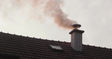 Kırsal çatı bacası, yanan odun ve kömürden çıkan yoğun duman. Kötü ısıtma uygulamalarından kaynaklanan hava kirliliği Doğu Avrupa kırsallarında yaygındır.