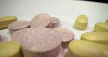 Beyaz yüzeye yayılmış ilaç ya da ilaç hapları 60p 60 fps görüntü