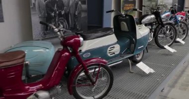 Prag, Çek Cumhuriyeti - 16 Mayıs 2024: Eski motosikletler Prag Teknik Müzesi 'nde sergileniyor. Yüzyıl motosiklet teknolojisi, motor çağı