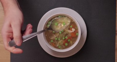 Tavuklu et çorbası ve kaşıklı sebze yemek.