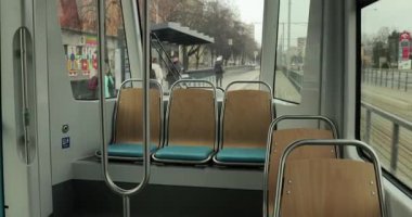 Ostrava, Çek Cumhuriyeti - 2 Şubat 2025: Tramvay içi bir cadde, yolcu yok, boş koltuklar. Bir tramvay durağından geriye doğru bakıyor.