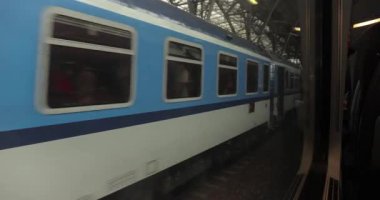 Prag, Çek Cumhuriyeti - 4 Ağustos 2024: Prag, Çek Cumhuriyeti 'nin merkez tren istasyonu, Avrupa' ya tren yolculuğu