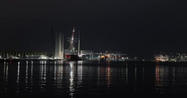 Rüzgâr türbini parçaları taşımak için vinç gemisi Kuzey Denizi 'nde yapım aşamasındaki büyük açık deniz rüzgâr çiftlikleri için monte edildi.