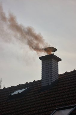 Kırsal çatı bacası, yanan odun ve kömürden çıkan yoğun duman. Kötü ısıtma uygulamalarından kaynaklanan hava kirliliği Doğu Avrupa kırsallarında yaygındır.