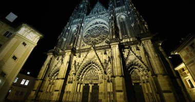 Prag St. Vitus Katedrali Gotik kilise binası. Gece görüşü detaylı. Karanlıkta aydınlatılmış.