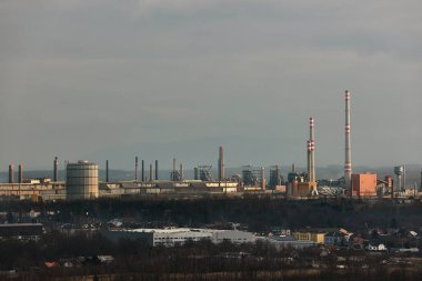 Ostrava 'daki elektrik santrali bacaları ve binaları