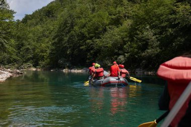 Zabljak, Karadağ - 21 Temmuz 2024: Şişme botlarla Tara Nehri 'nde Wildwater rafting grubu turu.