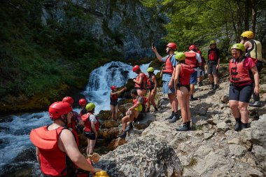 Zabljak, Karadağ - 21 Temmuz 2024: Karadağ 'daki Ljutica nehrinin şelalesi Tara' ya akıyor, bir grup insan turistik bölgede rafting turuna çıkmaya hazır